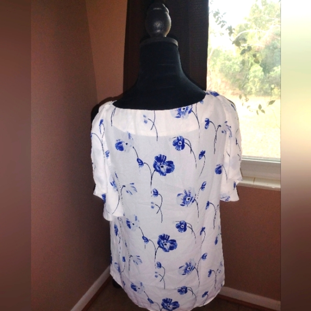 💙🤍 NWOT Banana Republic White With Navy Blue Flowers Cold Shoulder Sheer Light - Picture 3 of 3